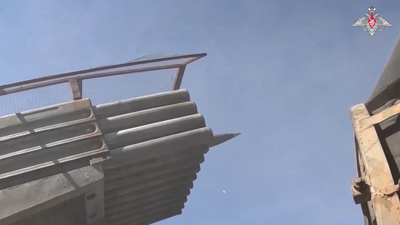 Расчеты РСЗО «Град» 74-й отдельной гвардейской мотострелковой бригады группировки «Центр» сорвали ротацию подразделений ВСУ, уничтожив личный состав, огневые точки и оборудованные позиции боевиков