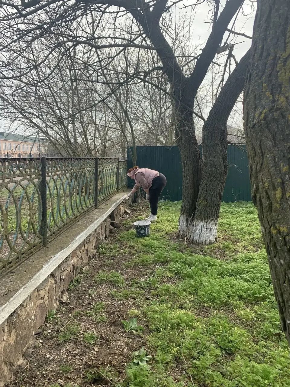 Весенний субботник объединил работников культуры села Тавричанка Весенний субботник объединил работников культуры села Тавричанка