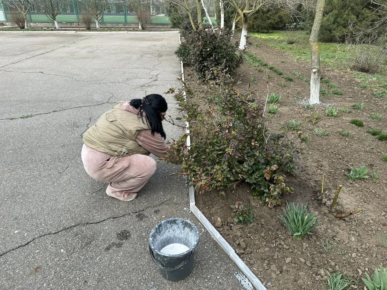 Весенний субботник объединил работников культуры села Тавричанка Весенний субботник объединил работников культуры села Тавричанка