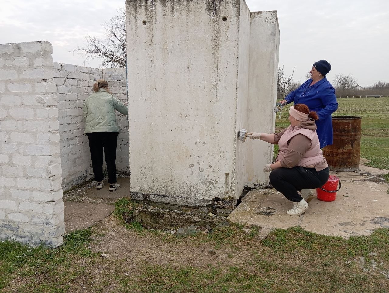 Весенний субботник объединил работников культуры села Тавричанка Весенний субботник объединил работников культуры села Тавричанка