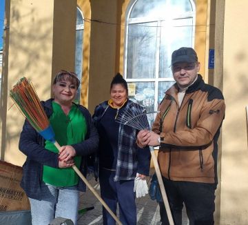 Работники культуры пгт Любимовка приняли участие в "Месячнике чистоты и благоустройства"