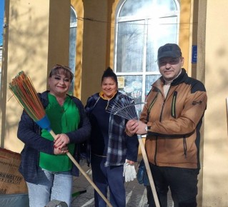 Работники культуры пгт Любимовка приняли участие в "Месячнике чистоты и благоустройства"