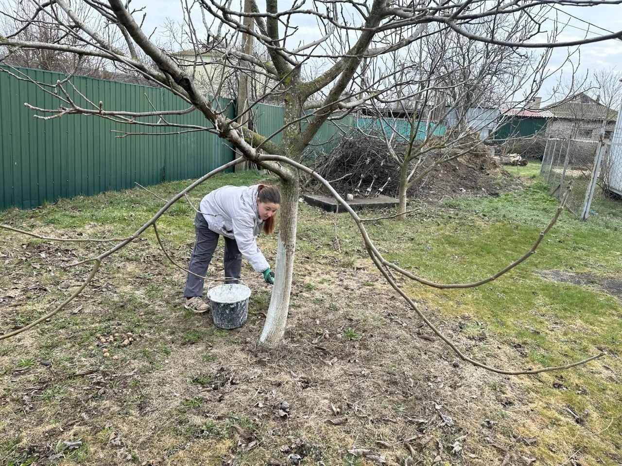 Весенний субботник объединил работников культуры села Тавричанка