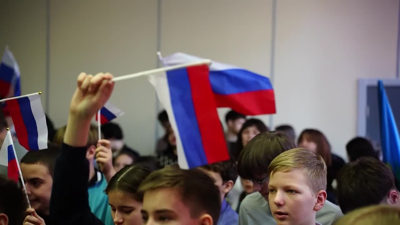 Енот из Херсона: В общеобразовательных учебных заведениях ДНР военнослужащие Ивановского гвардейского воздушно-десантного соединения провели военно-патриотическую акцию «Герои нашего времени»