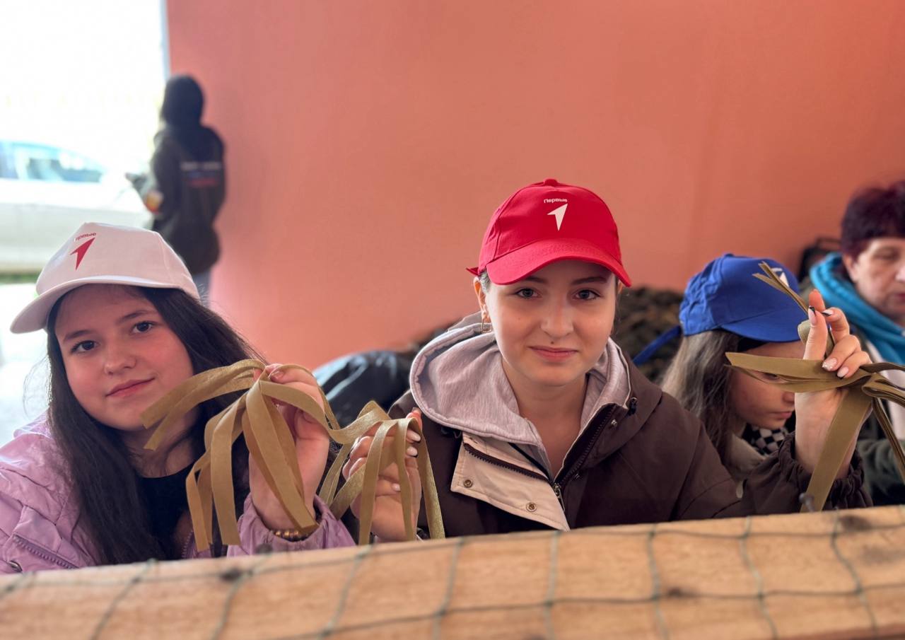 Первые Ровненской школы научились плести маскировочные сети Первые Ровненской школы научились плести маскировочные сети