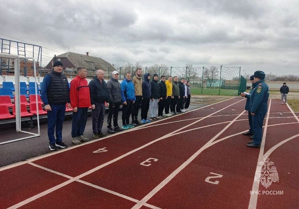 Сотрудники Главного управления МЧС России Херсонской области сдали зачеты по физической подготовке