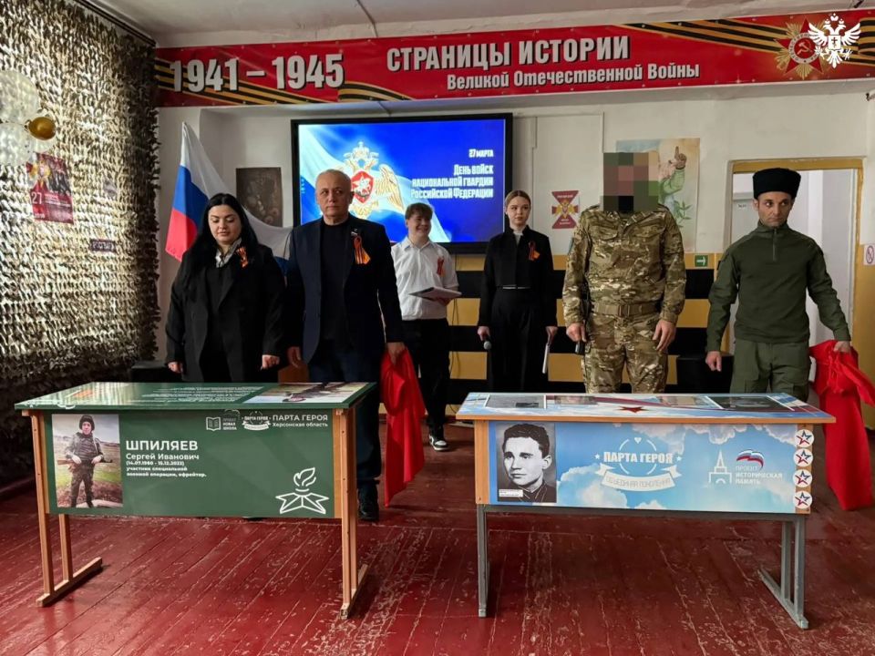 Две "Парты Героя" торжественно открыли в Хлебодаровской школе Чаплинского округа Две "Парты Героя" торжественно открыли в Хлебодаровской школе Чаплинского округа