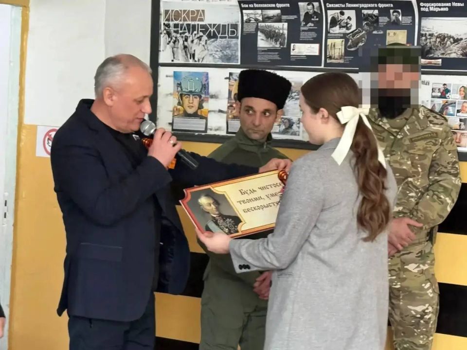 В Хлебодаровской школе открыли сразу две «Парты Героя» — дань памяти и пример для будущих поколений В Хлебодаровской школе открыли сразу две «Парты Героя» — дань памяти и пример для будущих поколений