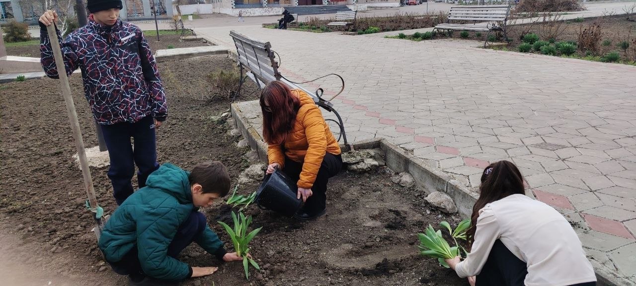 Цветущий вклад в будущее: в Нижних Серогозах прошла акция «Час Земли» Цветущий вклад в будущее: в Нижних Серогозах прошла акция «Час Земли»