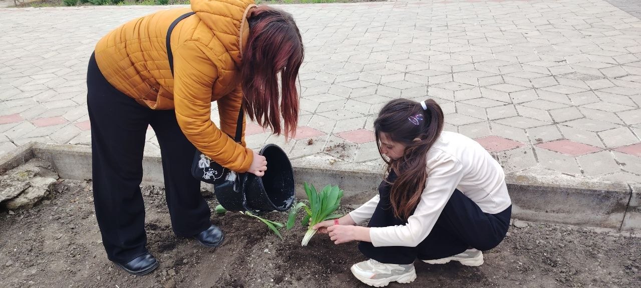 Цветущий вклад в будущее: в Нижних Серогозах прошла акция «Час Земли» Цветущий вклад в будущее: в Нижних Серогозах прошла акция «Час Земли»