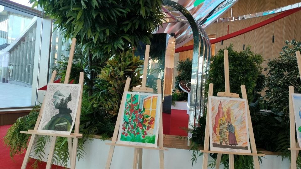 В «Сенеже» открылась выставка рисунков детей из Херсонской области В «Сенеже» открылась выставка рисунков детей из Херсонской области