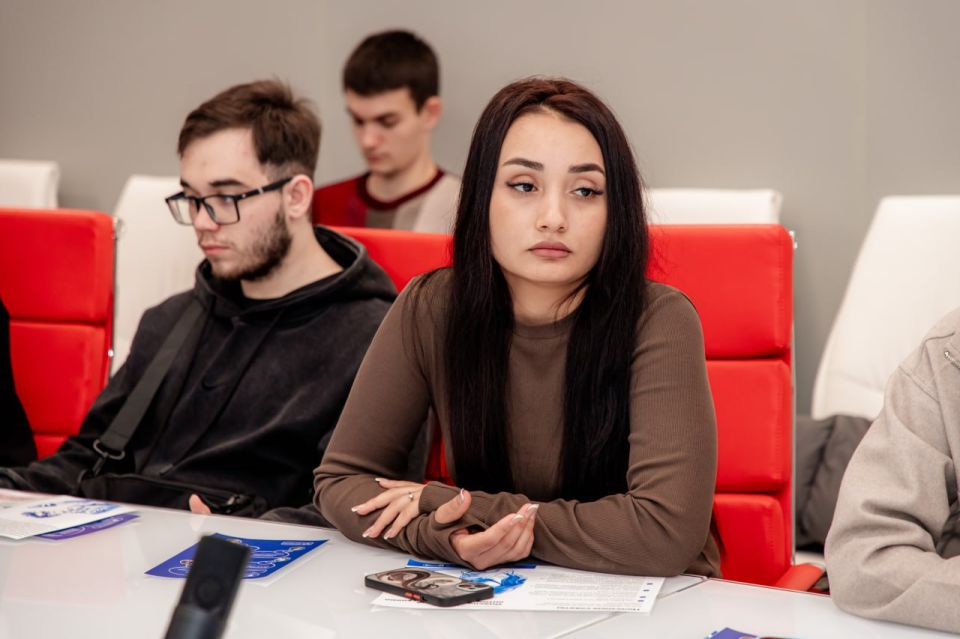 Говорить о сложном: диалог, который формирует профессионалов Говорить о сложном: диалог, который формирует профессионалов