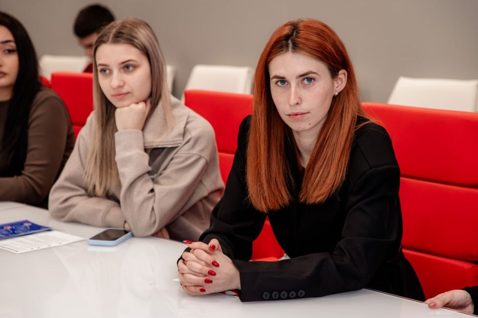 Говорить о сложном: диалог, который формирует профессионалов Говорить о сложном: диалог, который формирует профессионалов