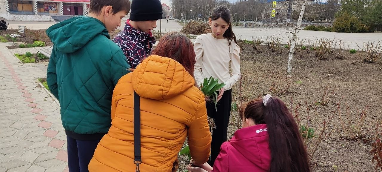 Цветущий вклад в будущее: в Нижних Серогозах прошла акция «Час Земли»