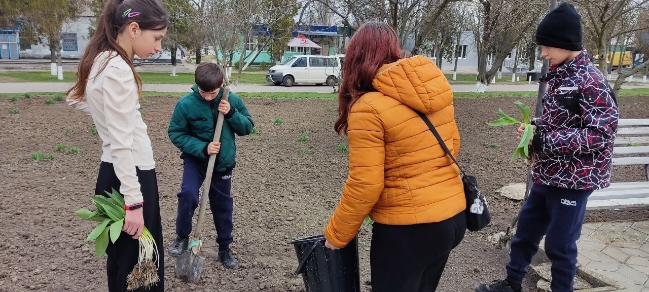 Цветущий вклад в будущее: в Нижних Серогозах прошла акция «Час Земли» Цветущий вклад в будущее: в Нижних Серогозах прошла акция «Час Земли»