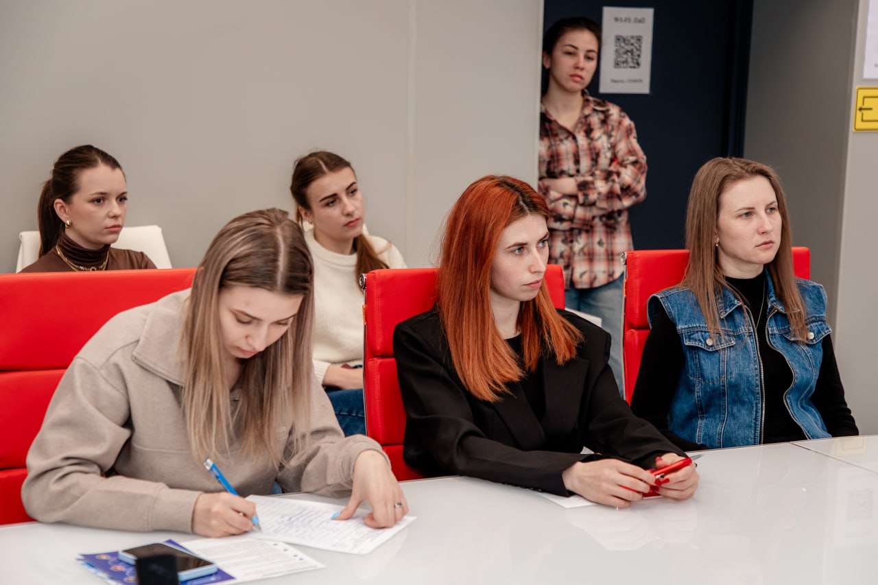 Говорить о сложном: диалог, который формирует профессионалов Говорить о сложном: диалог, который формирует профессионалов