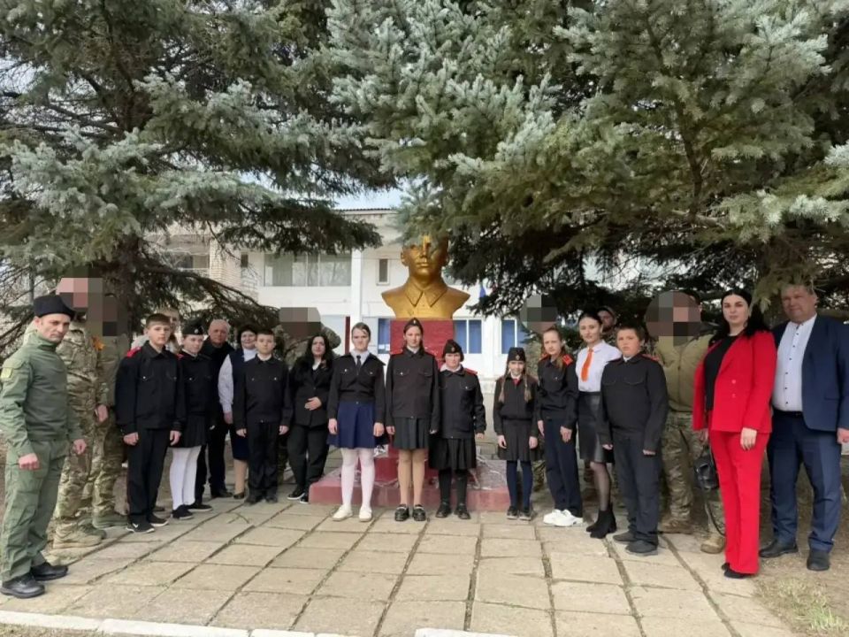 В Хлебодаровской школе открыли сразу две «Парты Героя» — дань памяти и пример для будущих поколений В Хлебодаровской школе открыли сразу две «Парты Героя» — дань памяти и пример для будущих поколений