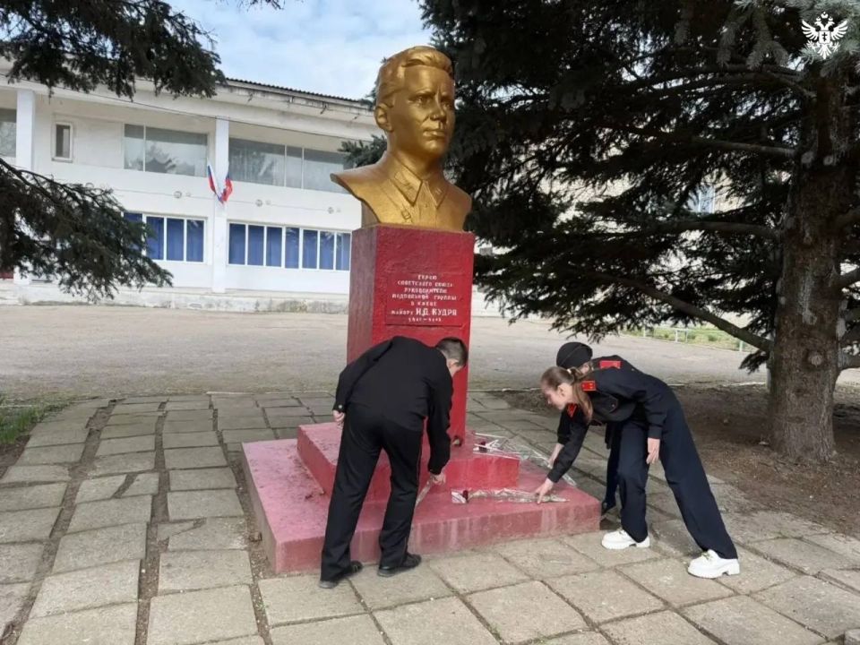 Две "Парты Героя" торжественно открыли в Хлебодаровской школе Чаплинского округа Две "Парты Героя" торжественно открыли в Хлебодаровской школе Чаплинского округа