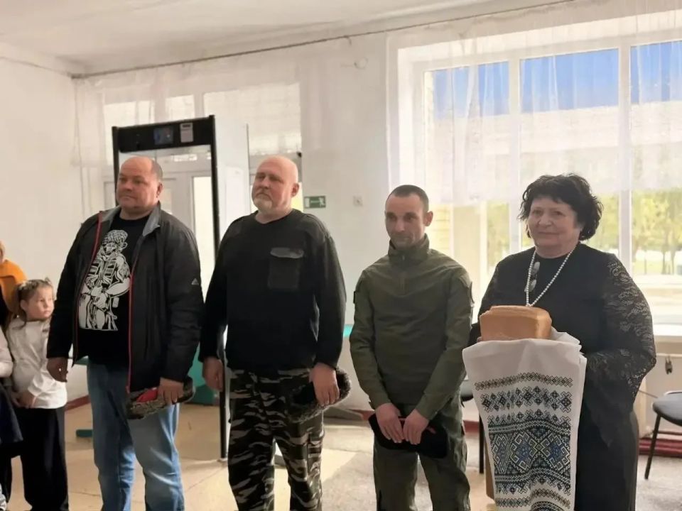 Динской район Кубани передал гуманитарную помощь в Чаплинский округ Динской район Кубани передал гуманитарную помощь в Чаплинский округ