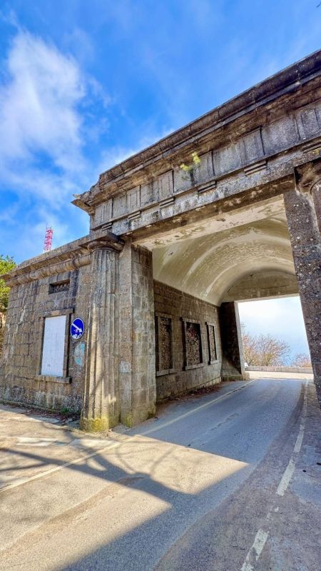 Байдарские ворота в Крыму. Это горный перевал и архитектурный памятник, расположенный на высоте около 500 метров над уровнем моря, на дороге между Севастополем и Южным берегом Крыма Байдарские ворота в Крыму. Это горный перевал и архитектурный памятник, расположенный на высоте около 500 метров над уровнем моря, на дороге между Севастополем и Южным берегом Крыма