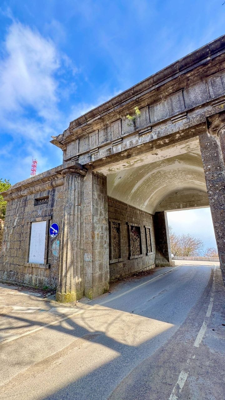 Байдарские ворота в Крыму. Это горный перевал и архитектурный памятник, расположенный на высоте около 500 метров над уровнем моря, на дороге между Севастополем и Южным берегом Крыма Байдарские ворота в Крыму. Это горный перевал и архитектурный памятник, расположенный на высоте около 500 метров над уровнем моря, на дороге между Севастополем и Южным берегом Крыма
