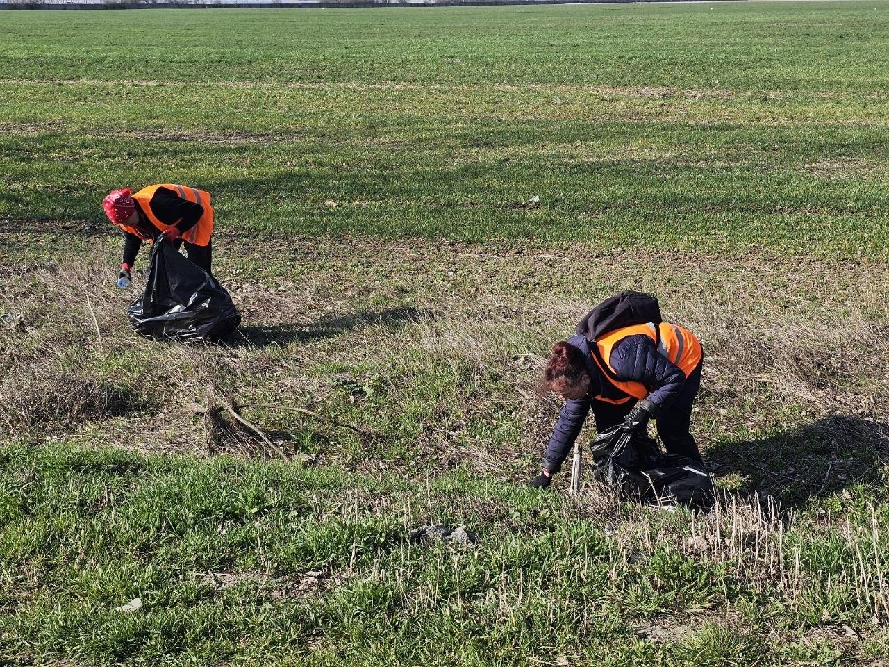 МБУ «Джарылгач»: уборка трассы при въезде в Скадовск МБУ «Джарылгач»: уборка трассы при въезде в Скадовск