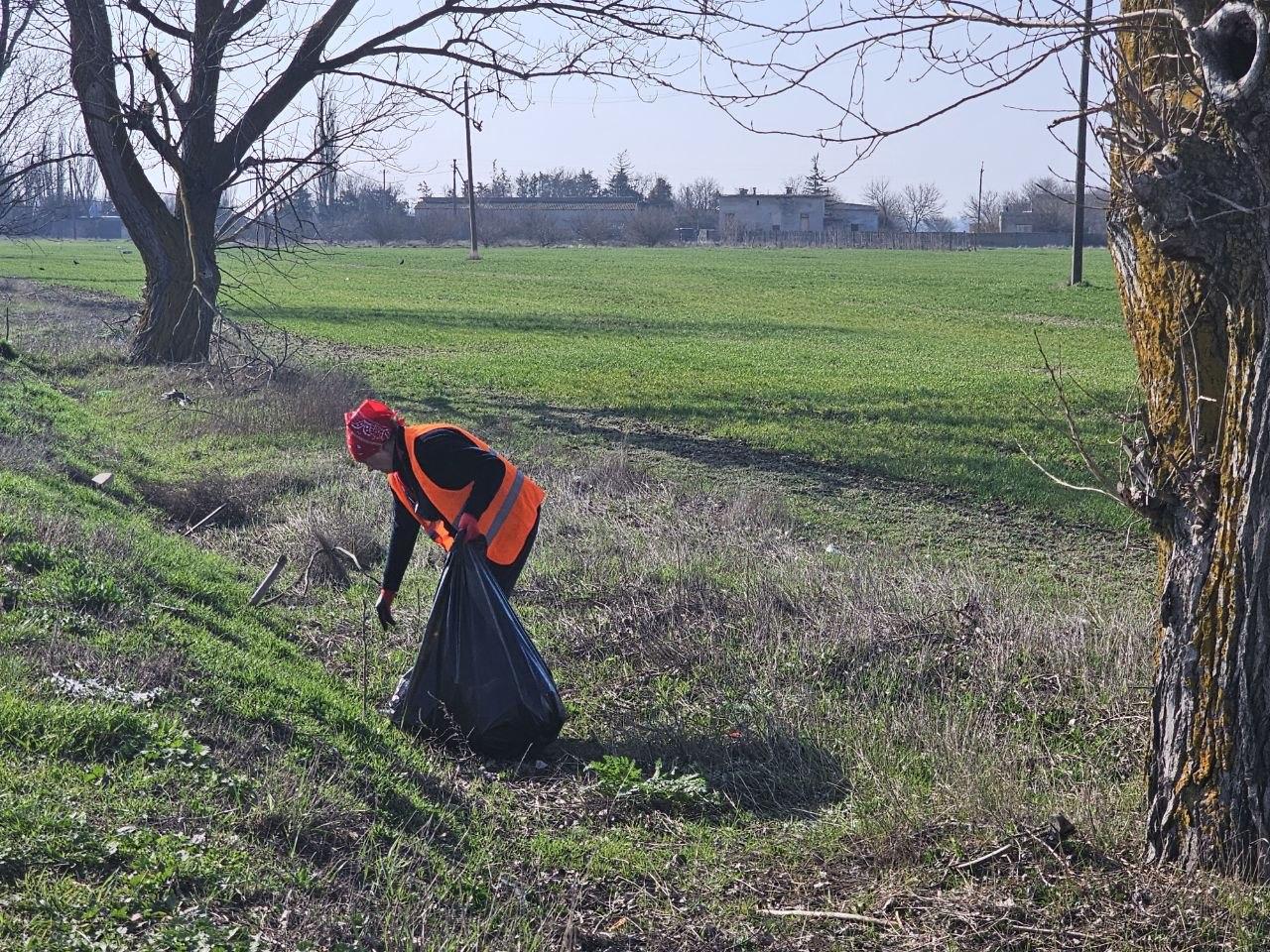 МБУ «Джарылгач»: уборка трассы при въезде в Скадовск МБУ «Джарылгач»: уборка трассы при въезде в Скадовск