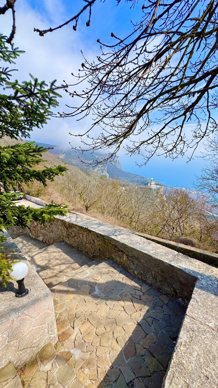 Байдарские ворота в Крыму. Это горный перевал и архитектурный памятник, расположенный на высоте около 500 метров над уровнем моря, на дороге между Севастополем и Южным берегом Крыма Байдарские ворота в Крыму. Это горный перевал и архитектурный памятник, расположенный на высоте около 500 метров над уровнем моря, на дороге между Севастополем и Южным берегом Крыма