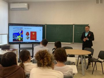 Финалист проекта "Герои Херсонщины" Константин Пещеров провел уроки мужества в Счастливцевской и Генической школах