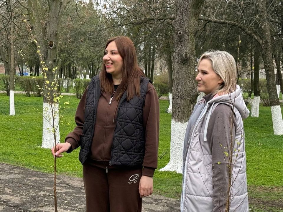 В Троицком парке Новотроицкого муниципального округа сегодня высадили 60 саженцев деревьев: березы, яркие гибискусы и церцисы В Троицком парке Новотроицкого муниципального округа сегодня высадили 60 саженцев деревьев: березы, яркие гибискусы и церцисы