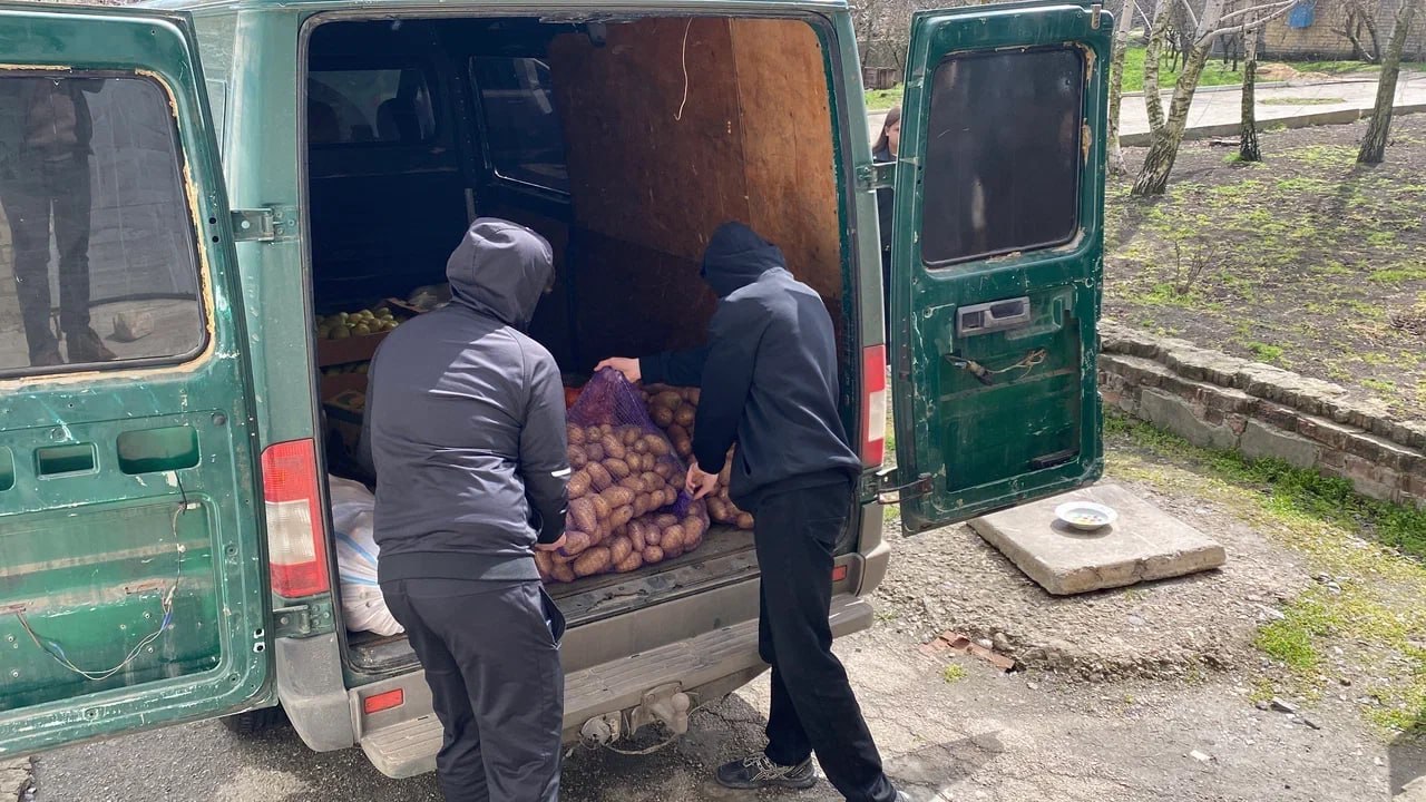 В Генический техникум сферы обслуживания Единая Россия передала продукты для обеспечения питанием социальных категорий студентов