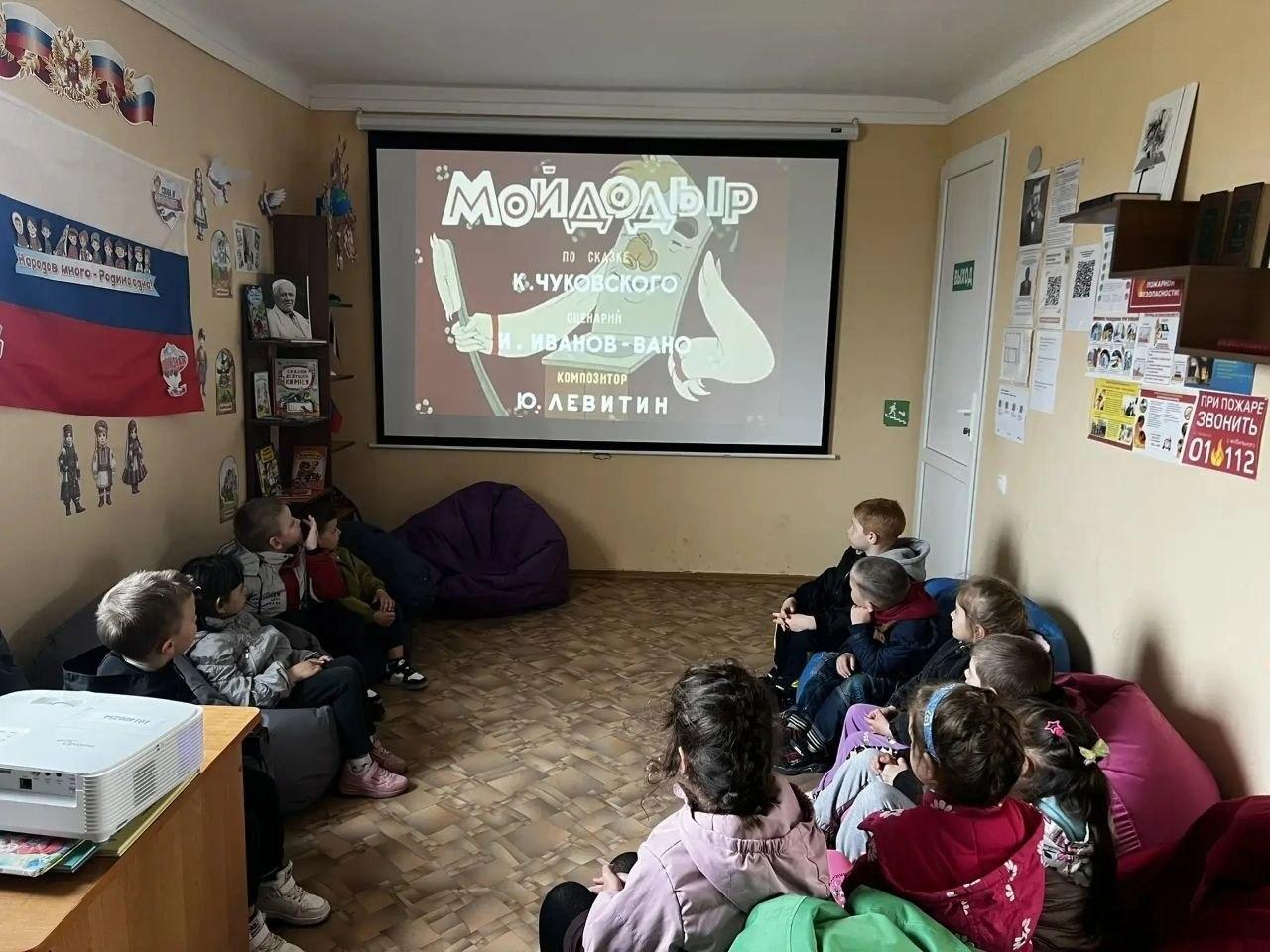 В Тавричанской сельской библиотеке для малышей из детского сада «Ромашка» прошло мероприятие «Волшебный мир Чуковского» В Тавричанской сельской библиотеке для малышей из детского сада «Ромашка» прошло мероприятие «Волшебный мир Чуковского»