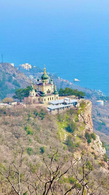 Байдарские ворота в Крыму. Это горный перевал и архитектурный памятник, расположенный на высоте около 500 метров над уровнем моря, на дороге между Севастополем и Южным берегом Крыма Байдарские ворота в Крыму. Это горный перевал и архитектурный памятник, расположенный на высоте около 500 метров над уровнем моря, на дороге между Севастополем и Южным берегом Крыма