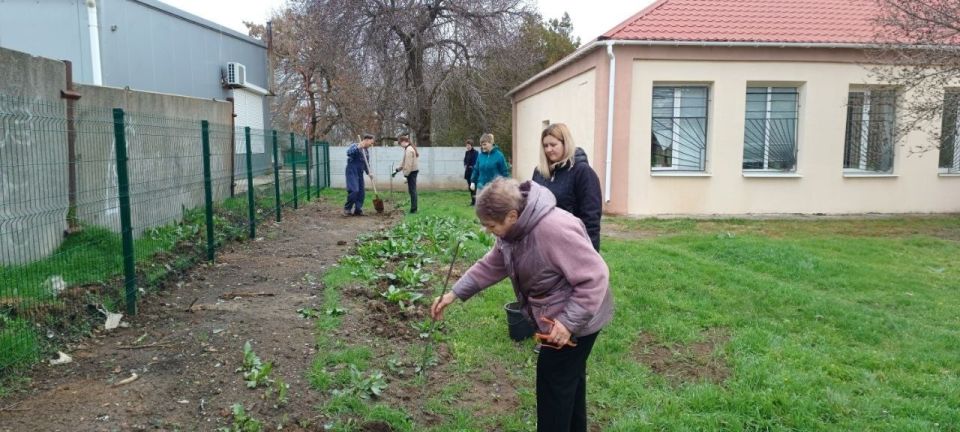 В честь 82-й годовщины освобождения Новотроицка от немецко-фашистских захватчиков педагоги детской музыкальной школы приняли участие в патриотической акции «Сад памяти» В честь 82-й годовщины освобождения Новотроицка от немецко-фашистских захватчиков педагоги детской музыкальной школы приняли участие в патриотической акции «Сад памяти»