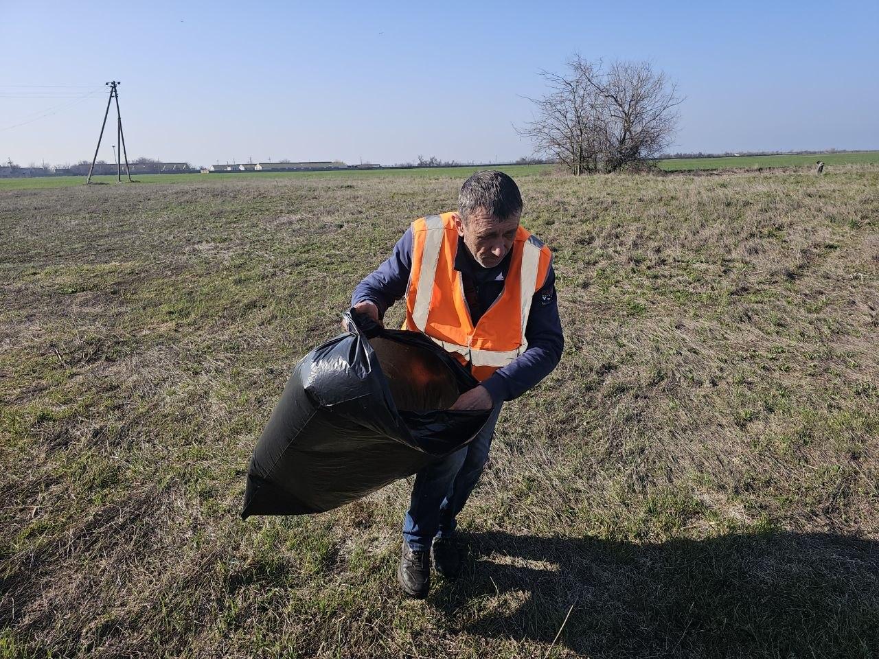 МБУ «Джарылгач»: уборка трассы при въезде в Скадовск МБУ «Джарылгач»: уборка трассы при въезде в Скадовск