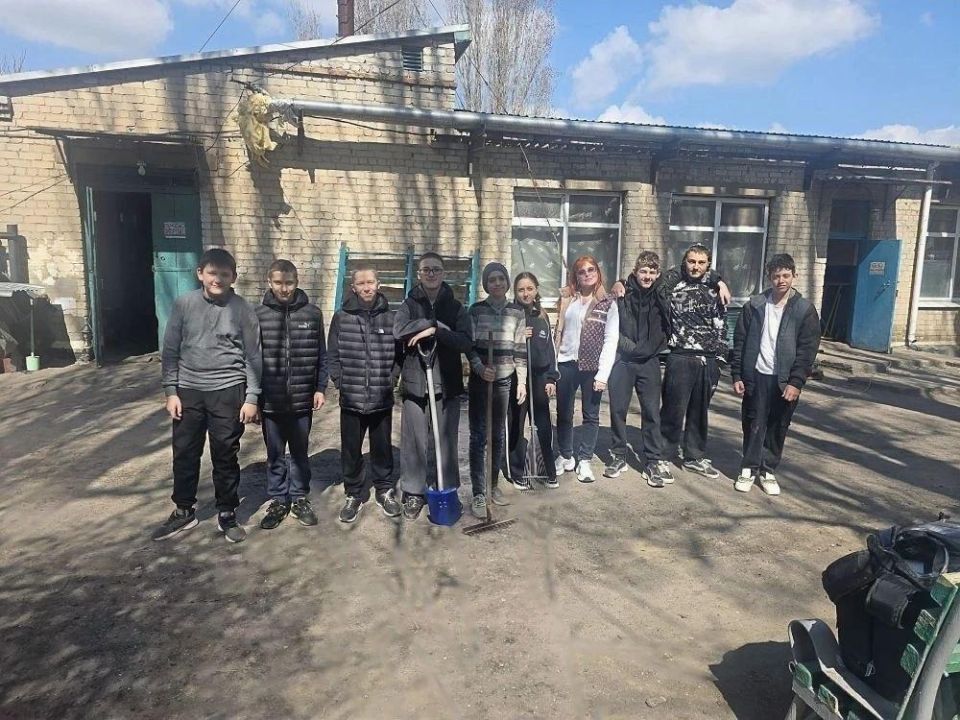 Трудовой десант в селе Красное Скадовского округа Трудовой десант в селе Красное Скадовского округа