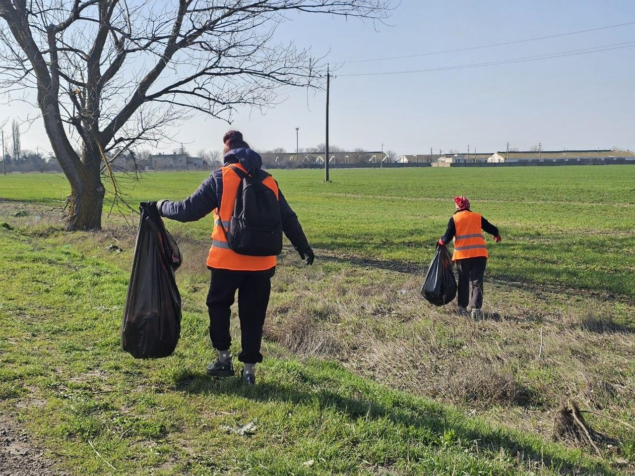 МБУ «Джарылгач»: уборка трассы при въезде в Скадовск МБУ «Джарылгач»: уборка трассы при въезде в Скадовск