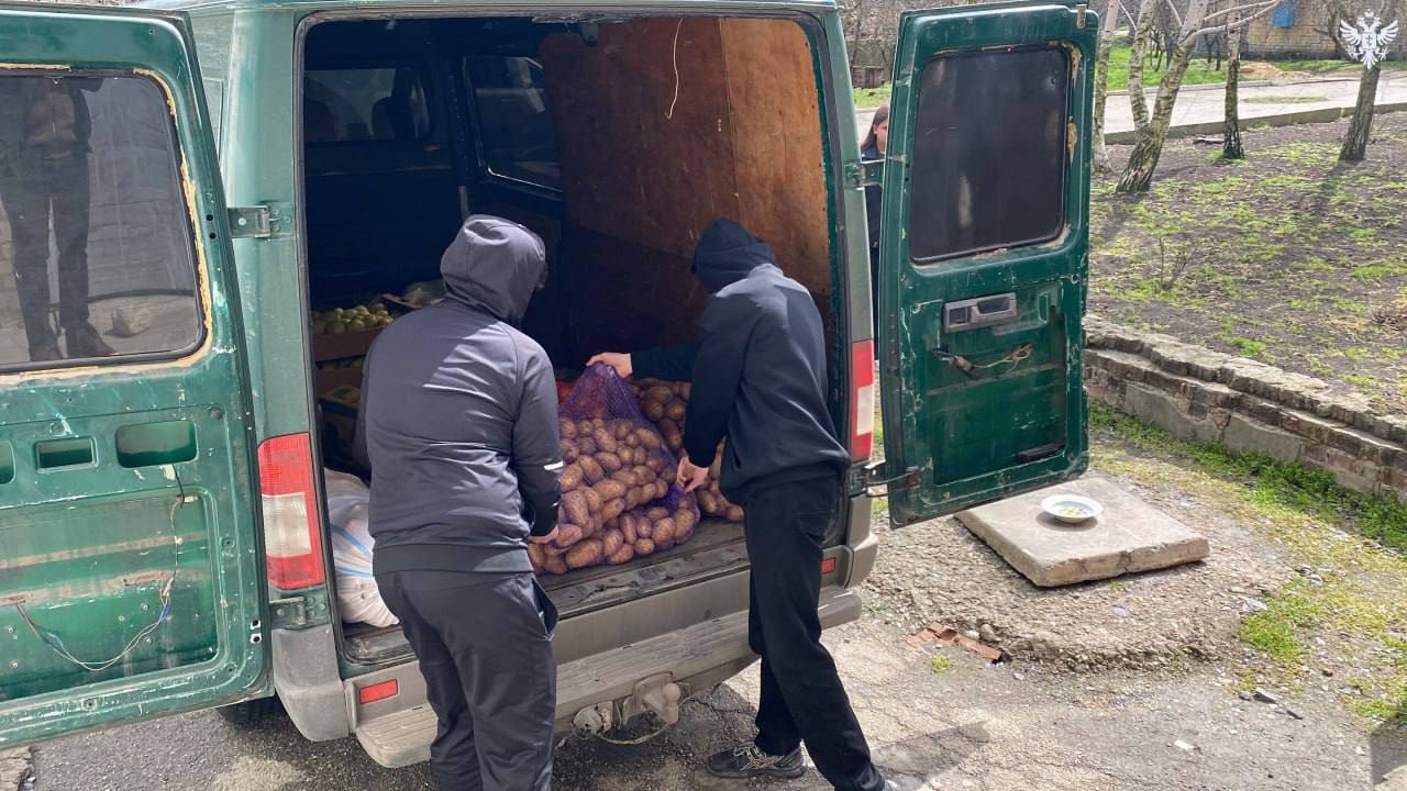 «Единая Россия» передала продукты студентам Генического техникума сферы обслуживания «Единая Россия» передала продукты студентам Генического техникума сферы обслуживания