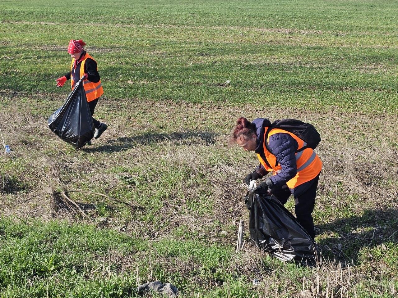 МБУ «Джарылгач»: уборка трассы при въезде в Скадовск МБУ «Джарылгач»: уборка трассы при въезде в Скадовск