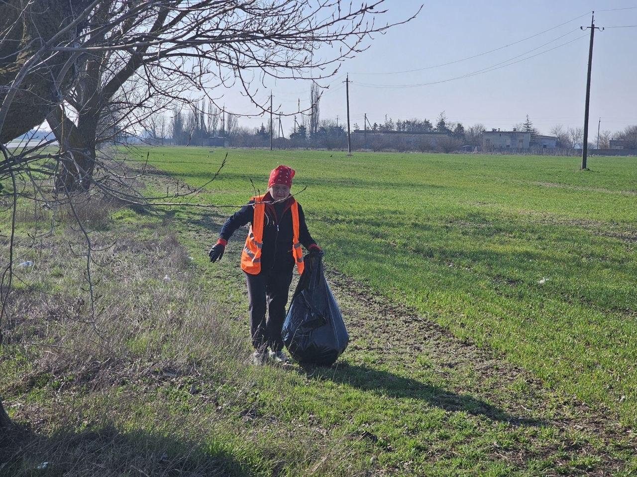 МБУ «Джарылгач»: уборка трассы при въезде в Скадовск