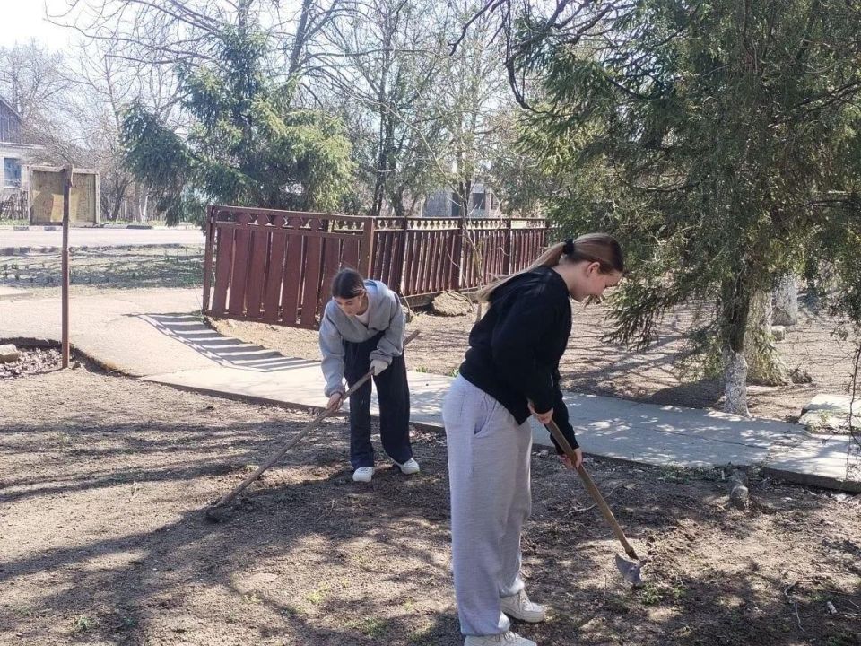 Трудовой десант в селе Красное Скадовского округа Трудовой десант в селе Красное Скадовского округа