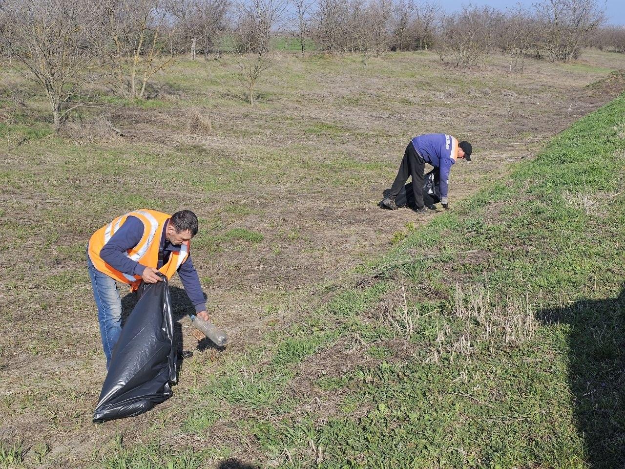 МБУ «Джарылгач»: уборка трассы при въезде в Скадовск МБУ «Джарылгач»: уборка трассы при въезде в Скадовск