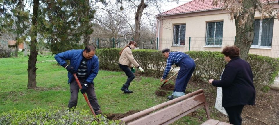 В честь 82-й годовщины освобождения Новотроицка от немецко-фашистских захватчиков педагоги детской музыкальной школы приняли участие в патриотической акции «Сад памяти» В честь 82-й годовщины освобождения Новотроицка от немецко-фашистских захватчиков педагоги детской музыкальной школы приняли участие в патриотической акции «Сад памяти»