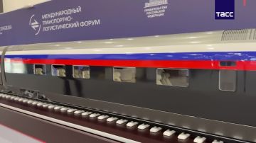 Макет первого высокоскоростного поезда представлен на МТЛФ в Санкт-Петербурге, передает корреспондент ТАСС