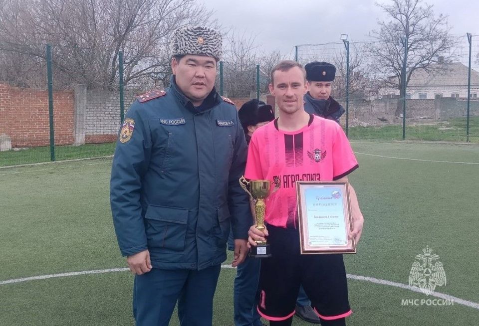 Пожарные на футбольном поле Пожарные на футбольном поле