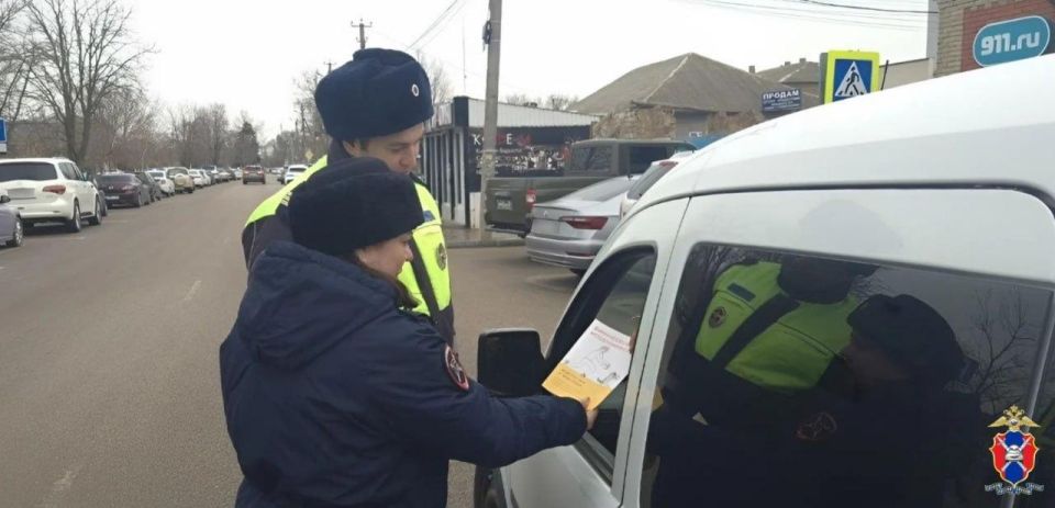 В Геническом округе Херсонской области сотрудники Госавтоинспекции провели профилактическую акцию В Геническом округе Херсонской области сотрудники Госавтоинспекции провели профилактическую акцию