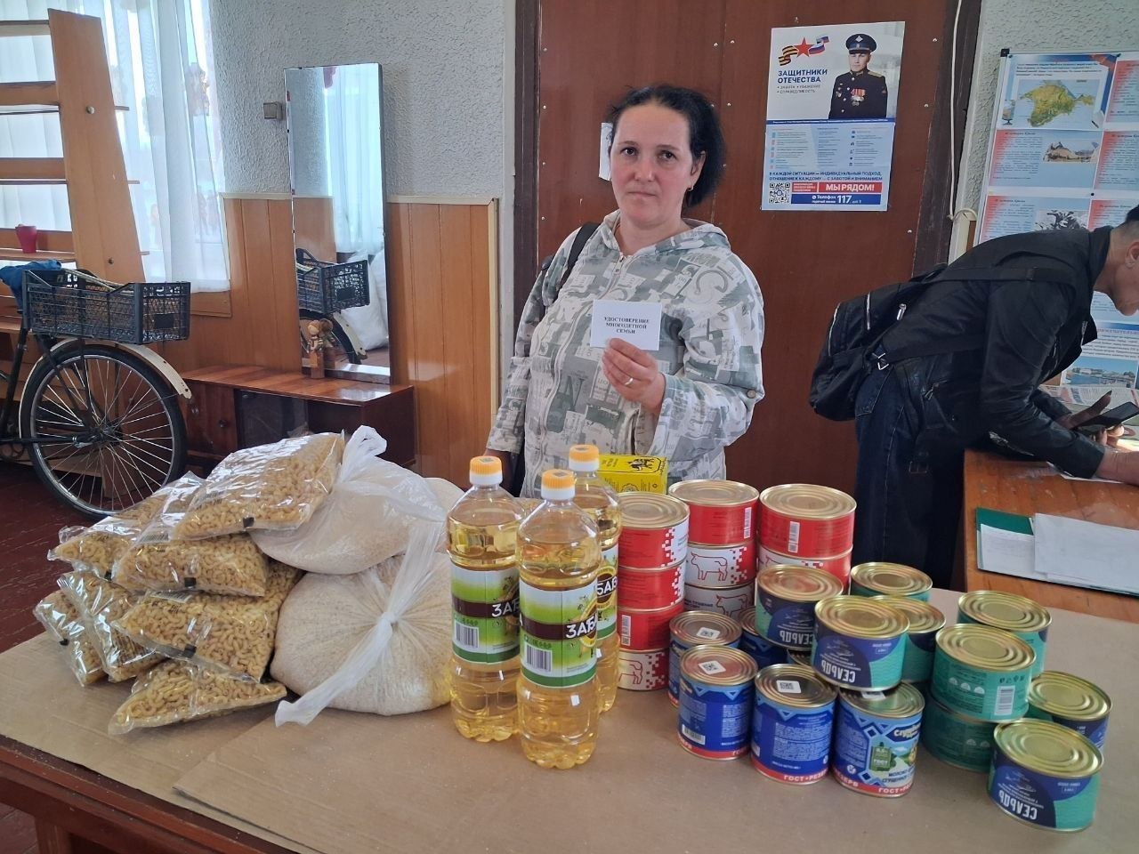 Около 500 продуктовых наборов были переданы жителям села Чернянка