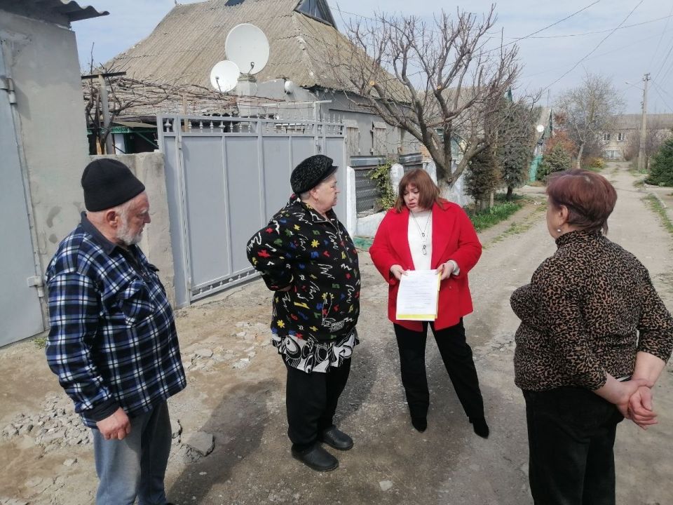 Сотрудники отдела работы с обращениями граждан Каховской администрации провели выездной прием жителей по просьбе председателя ТОС "Надежда" Сотрудники отдела работы с обращениями граждан Каховской администрации провели выездной прием жителей по просьбе председателя ТОС "Надежда"