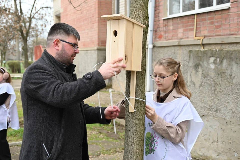 В Новотроицком округе отметили День птиц полезным делом – во дворе школы №2 появились 17 новых скворечников В Новотроицком округе отметили День птиц полезным делом – во дворе школы №2 появились 17 новых скворечников