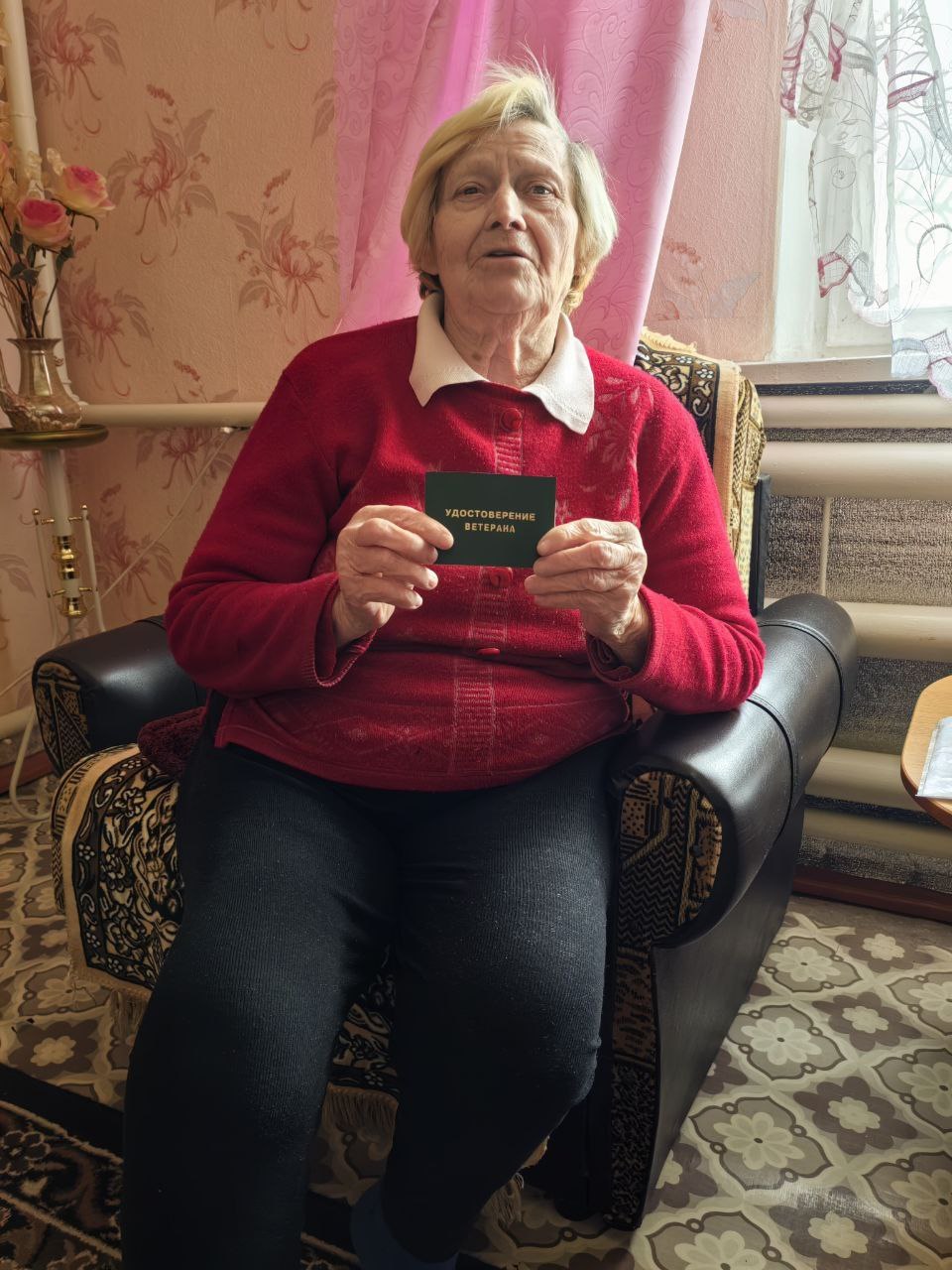 Заслуженный почёт: ветерану труда вручили удостоверение